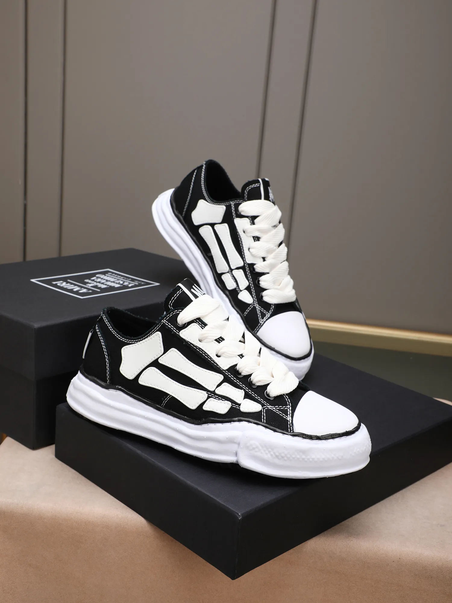 Men's shoes 💰520 AMIRI × Maison MIHARA YASUHIRO Bone Dissolving Shoes Brand Order Original Order Quality 🌈 AMIRIxMMY work together to launch joint shoes that cleverly integrate the classic designs of the two brands. The handmade clay mold soles and AMIRI's signature BONES leather embroidery details are a major feature of the shoes, showing unique craftsmanship and style 🚩 Material: upper original custom-made space Monica canvas! Lining: original technical cloth, outsole: original molded EVA foam bottom, code number: women's 35-39 (40, custom-made, non-refundable), men 39-44 (45, custom-made, non-refundable), full set of counter original packaging